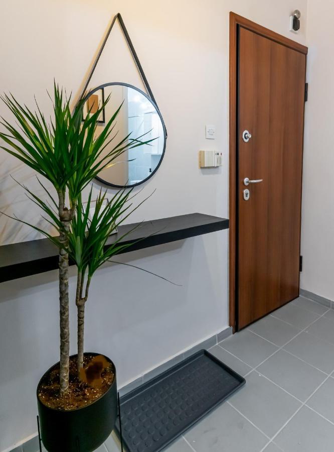 Couple Getaway With Queen Bed Apartment Атина Екстериор снимка