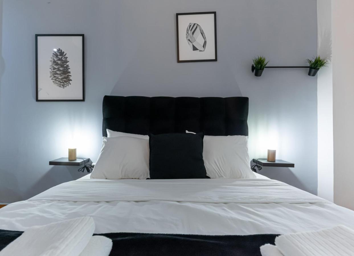Couple Getaway With Queen Bed Apartment Атина Екстериор снимка