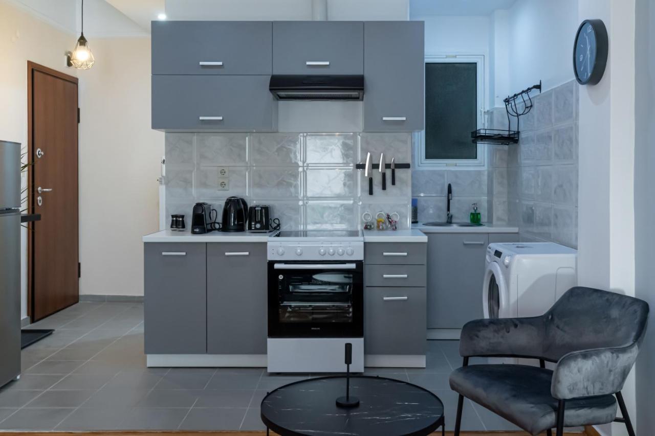 Couple Getaway With Queen Bed Apartment Атина Екстериор снимка