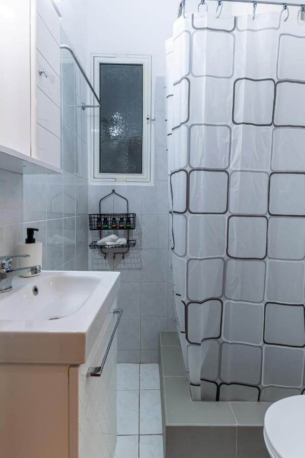 Couple Getaway With Queen Bed Apartment Атина Екстериор снимка