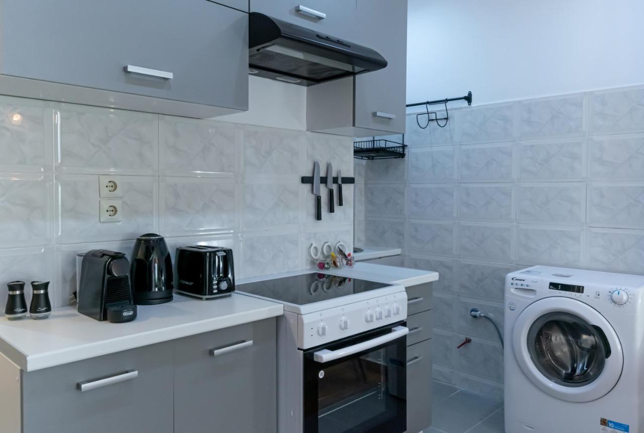 Couple Getaway With Queen Bed Apartment Атина Екстериор снимка