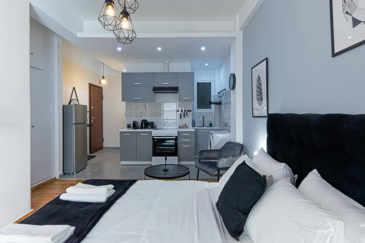 Couple Getaway With Queen Bed Apartment Атина Екстериор снимка